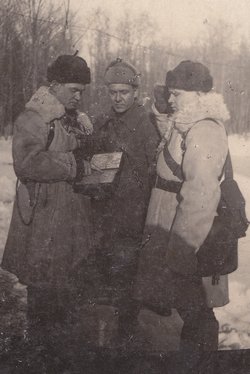 Александр Груздев стоит в центре, февраль 1942 г.