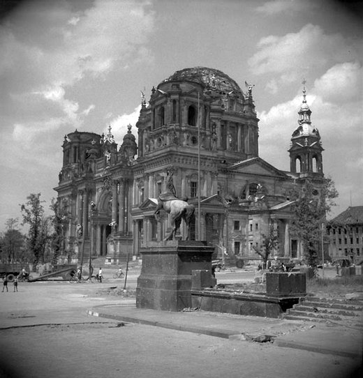 Vie quotidienne a Berlin en juillet 1945.