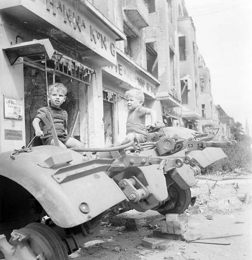 Vie quotidienne a Berlin en juillet 1945.