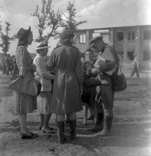 Vie quotidienne a Berlin en juillet 1945.