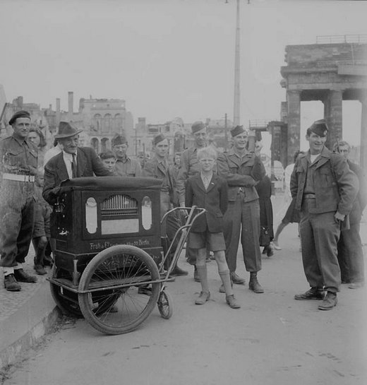 Vie quotidienne a Berlin en juillet 1945.