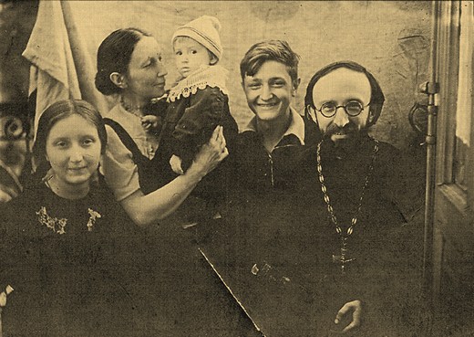 Слева направо: Магдалина, Татьяна Павловна, Маша, Николай и Алексей Александрович Глаголевы. Киев, 1944.