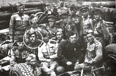 С однополчанами. Мне повезло - я остался в живых.