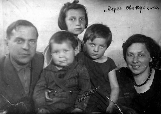 Семейство Зининых перед эвакуацией из Ленинграда. Людмила Васильевна - вторая справа