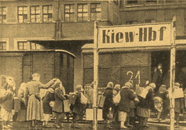 Киев, 1941 г. Советских граждан угоняют на рабский труд в Германию.