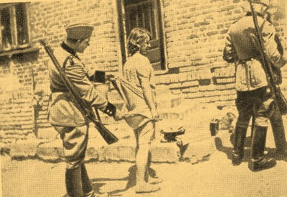 "Обыск" польской девушки на улице