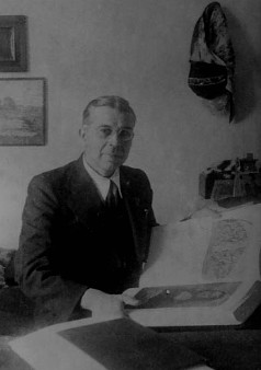 С . И . Вавилов за чтением книги о Леонардо, которую он держал ночью под подушкой. ГОИ. Йошкар-Ола, 1943 г.