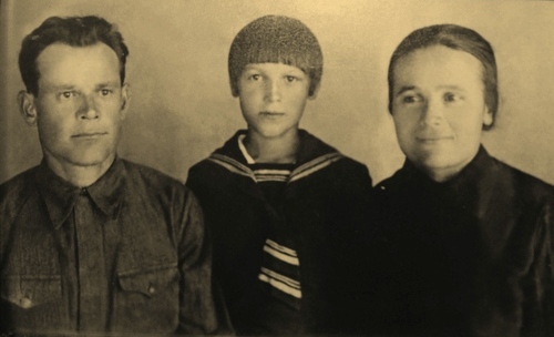 Иван Дмитриевич, Мария Васильевна и Валя Никуличевы, июнь 1941 года.