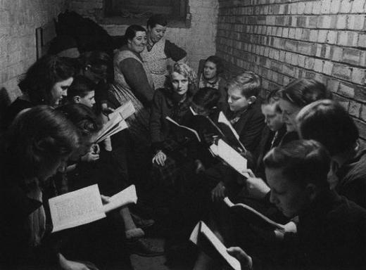 Школьные занятия в убежище, организованном в метро