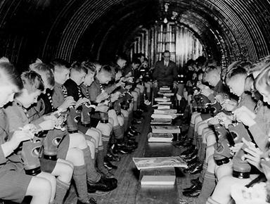 Школьники с противогазами на занятиях в убежище, организованном в метро