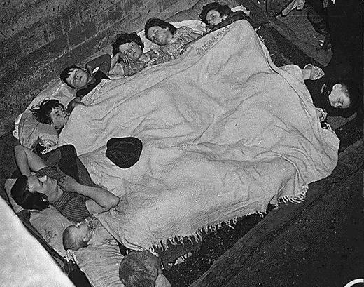 Люди пытаются уснуть…