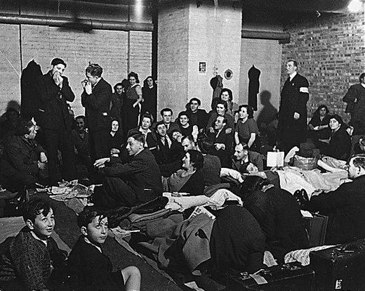 …или смотрят представление.