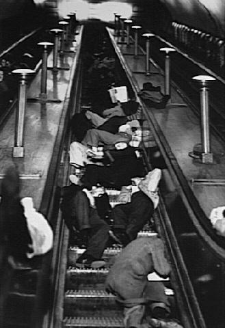 Люди спят на эскалаторе в метро.