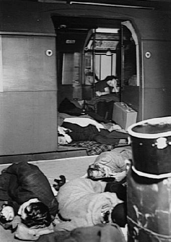 Люди спят в вагоне метро.