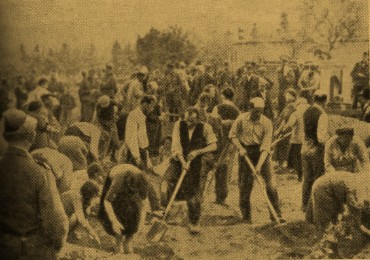 Украина. Казнь 4 июля 1941 г. Согнанные эсэсовцами евреи — мужчины, женщины и дети роют себе могилу