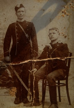 Мой отец Мишин Артемий Андреевич, слева (1881 – 28.04.1923 г). Служил действительную срочную службу. Фото 1903-1904 года.