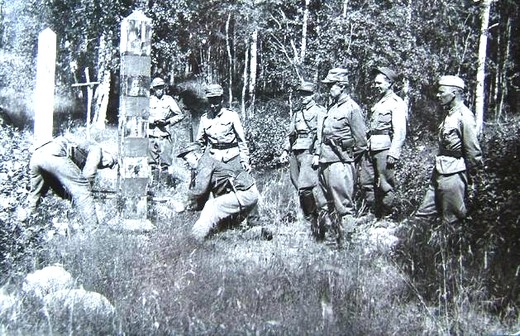 Финские солдаты ставят пограничный столб на старой границе. 1941 год.