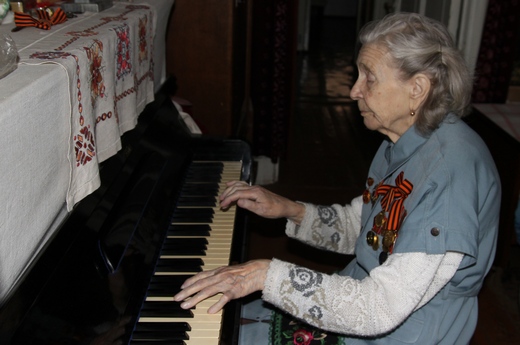 Лариса Сергеевна музицирует.