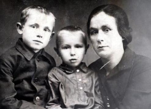 C братом Володей и тётей Надеждой Чернышенко. Красноярск, 1930-е г., (Кеша — на фото слева)