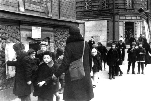 21 сентября 1941. Дети из интерната 7 на прогулке.