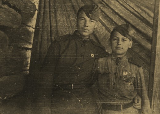 С другом Иваном Рубцовым, 1944 год.