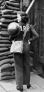 Женщина-наблюдатель противовоздушной обороны.