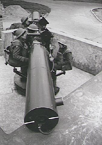 Сотрудницы ATS обслуживают дальномер.