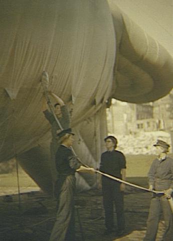 Сотрудницы WAAF на площадке запуска аэростатов в Лондоне.