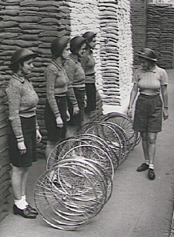 Девушки велосипедной бригады ARP. Лондон, район Клэпхем.