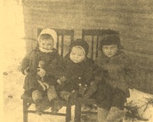 Дети слева направо: Оля, Славик, Олег. Апрель 1941 г., пос. Ушаки