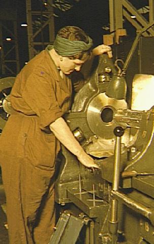 Женщины пошли работать на заводы