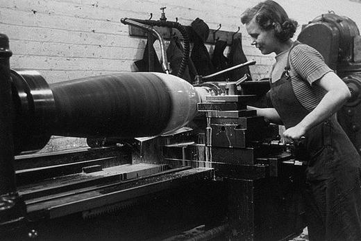 Изготовление бомбы на военном заводе.