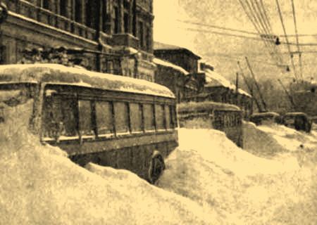 Брошенные и занесенные снегом троллейбусы в блокадном Ленинграде.