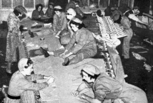 Обработка самолетного крыла на авиазаводе.