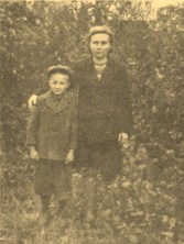 С сыном Олегом, 1946 г., пос. Ушаки