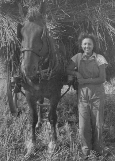 Мэри на уборке урожая, 1943.