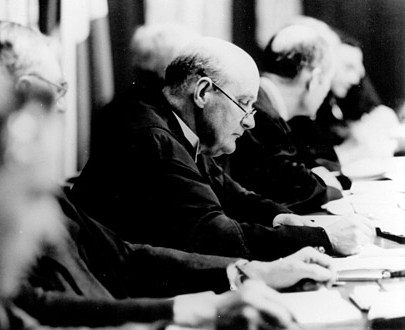 председатель МВТ сэр Джеффри Лоренс (Лоуренс)