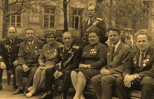 В день 30-летия Победы. Во дворе института Экономики Ан СССР, 24 апреля 1975 г.