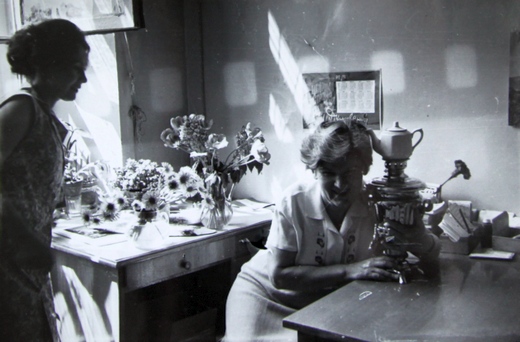 13 мая 1975 год. Самовар - подарок Института в честь праздника Победы.