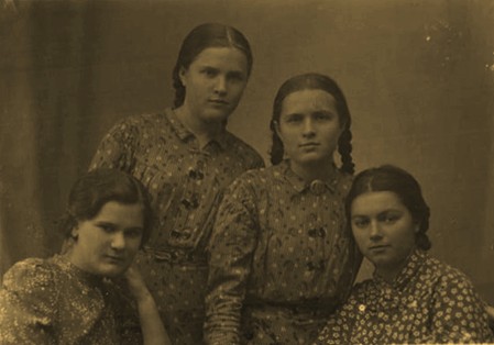 Осень 1939 г. Воронеж ВГУ. Шура Шананина, Оля Шананина, Маруся Гвоздева.