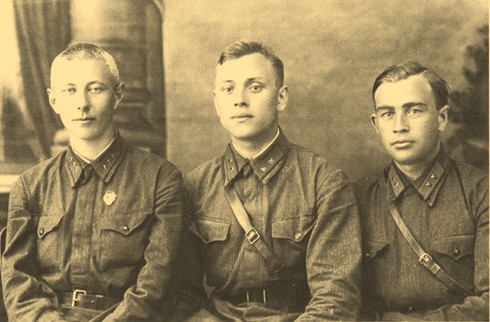 Е.М. Сергеев, П. Горшков и В. Игошин на военных сборах. 1938 г.