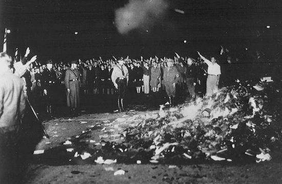 Студенты сжигают «негерманские» сочинения и книги на берлинской площади Опернплац 10 мая 1933 г.