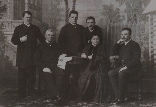 Семья Петра Алексеевича Бахрушина. Сидят: Пётр Алексеевич, Екатерина Ивановна и Дмитрий Петрович. Стоят: Алексей Петрович, Константин Петрович и Николай Петрович.