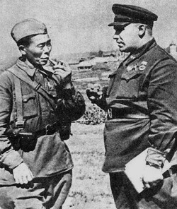 Генерал-майор Н.Э. Берзарин беседует со снайпером С.Д. Номоконовым. 1942 г.