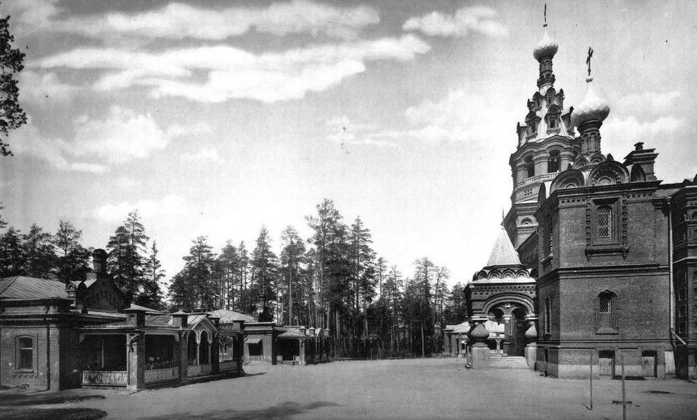 иротский приют имени братьев Бахрушиных в Сокольниках. На снимке виден также Храм Троицы Живоначальной при Бахрушинском приюте в Сокольниках (дом № 2, корпус 7)