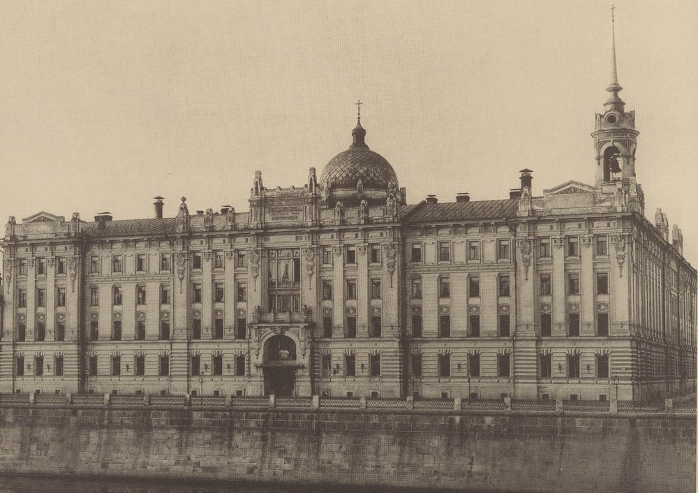 Дом бесплатных квартир для многодетных вдов и бедных курсисток на Софийской набережной. Фото 1900-х годов.