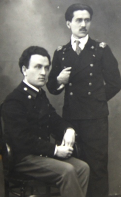 Николай Петрович Ратнер (сидит) с братом Александром