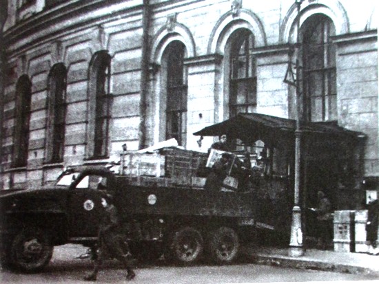 У Малого подъезда Эрмитажа