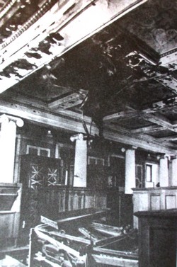 Двенадцатиколонный зал после обстрела 28 июля 1942 года. Фотография 1944 г.