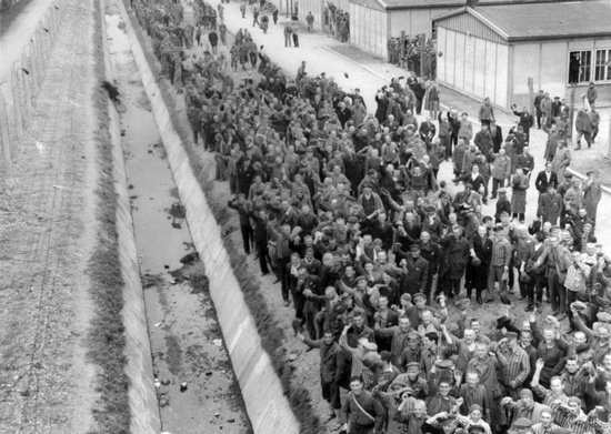 Узники концлагеря Дахау у бараков после освобождения.